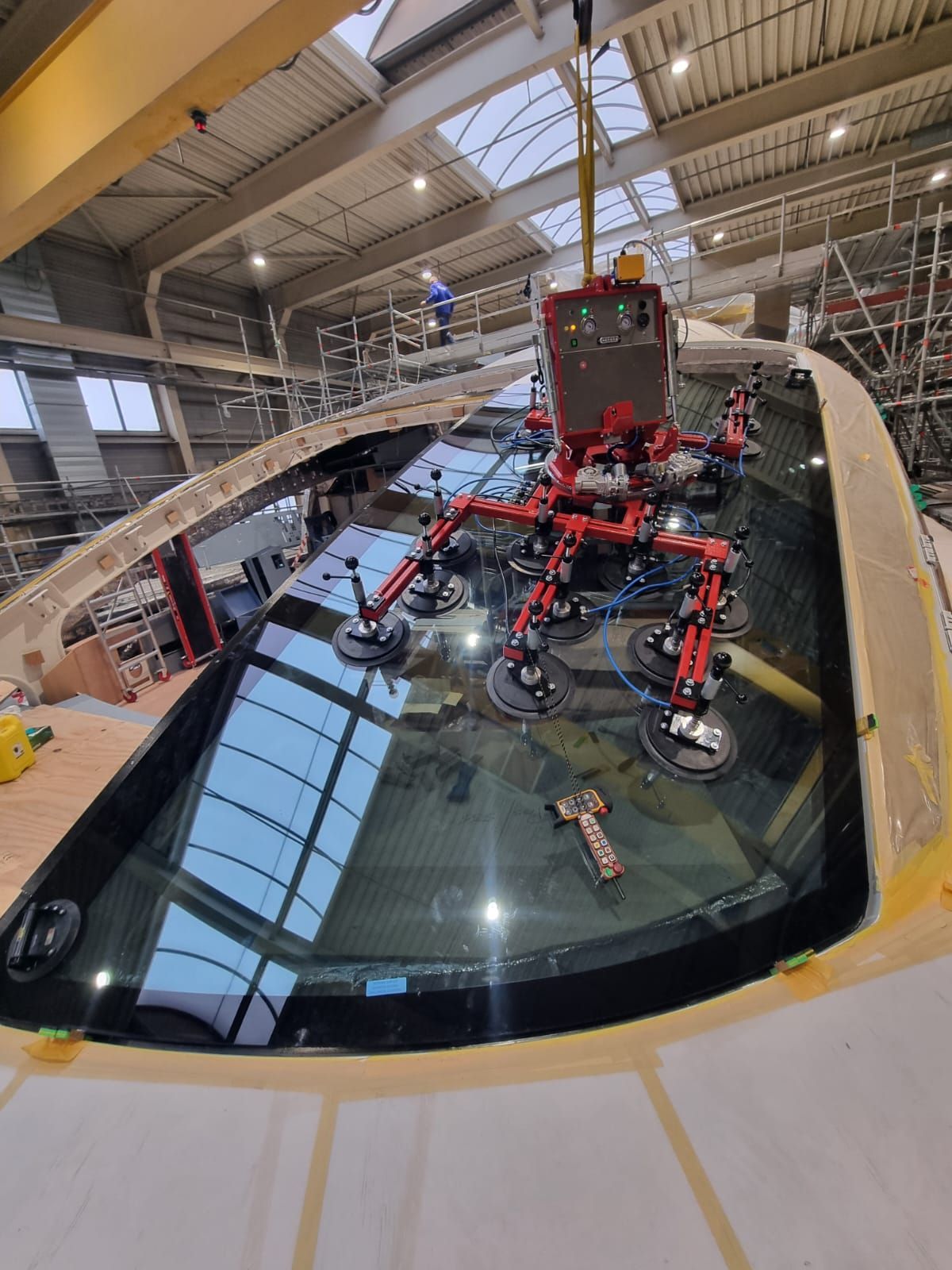 Interno della cabina di una barca con finestre che si affacciano su uno specchio d'acqua e sedile del pilota.