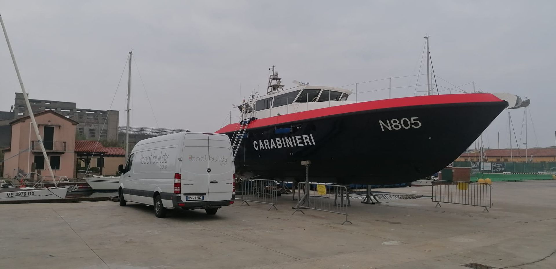 Una grande barca nera e rossa, la