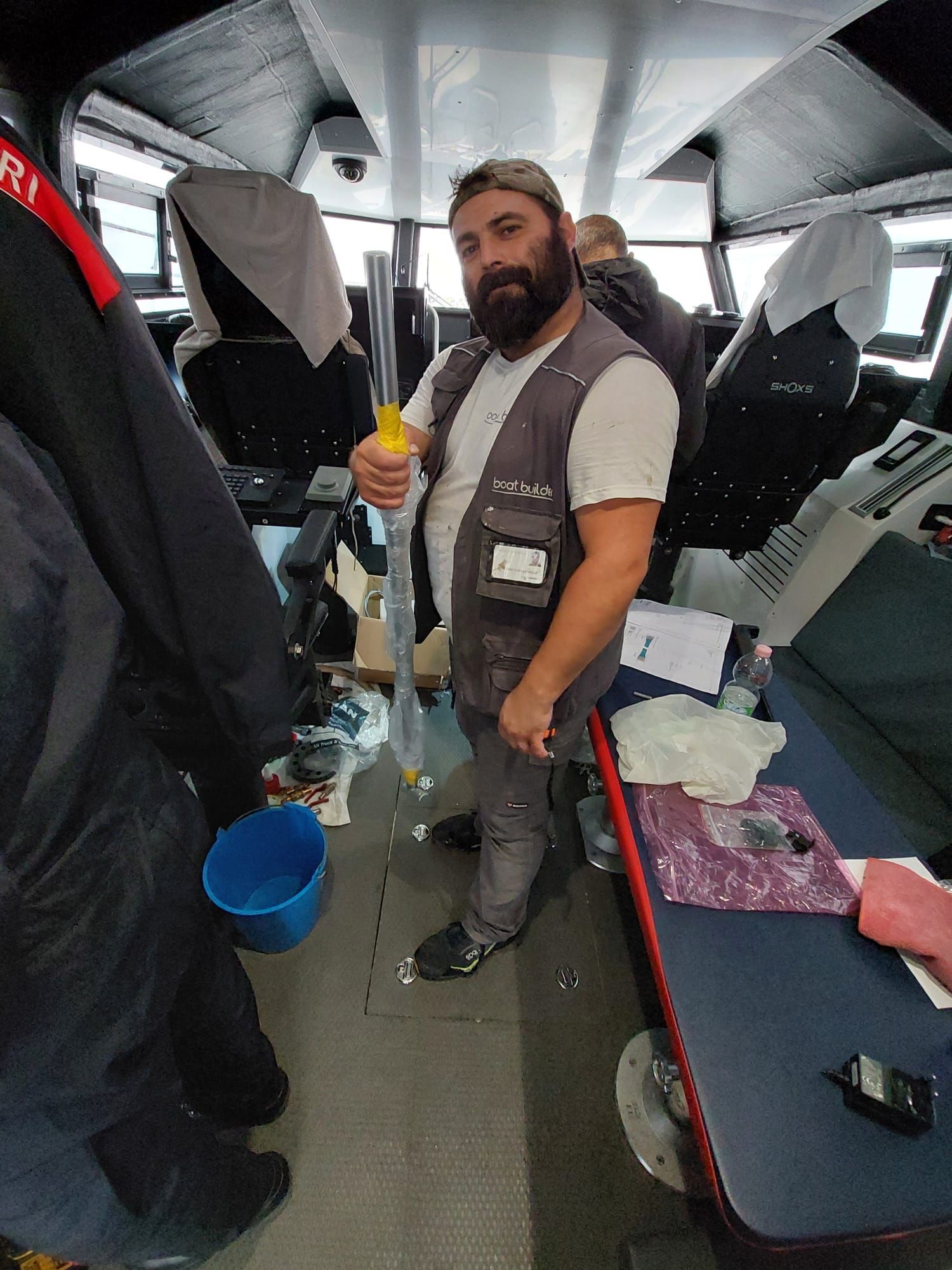 Uomo all'interno della cabina di una barca