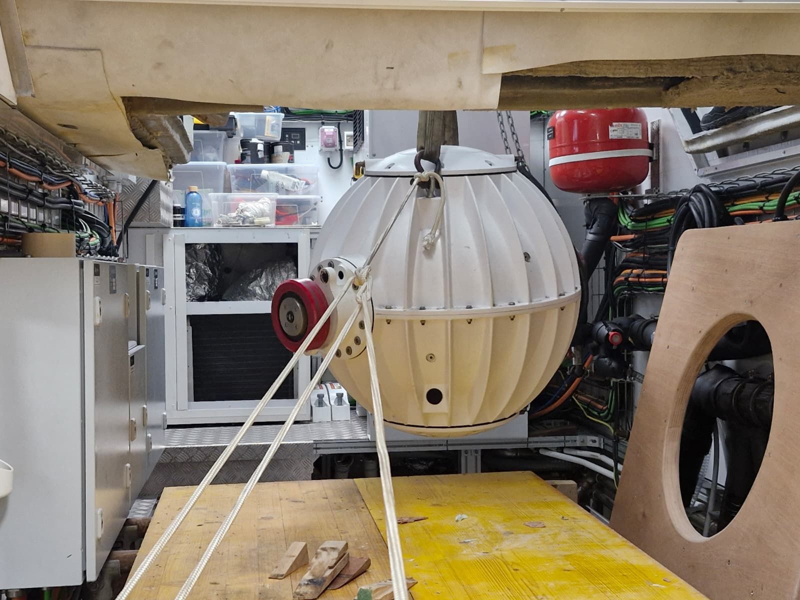 Operai che installano una struttura in vetro curvo su un'imbarcazione.