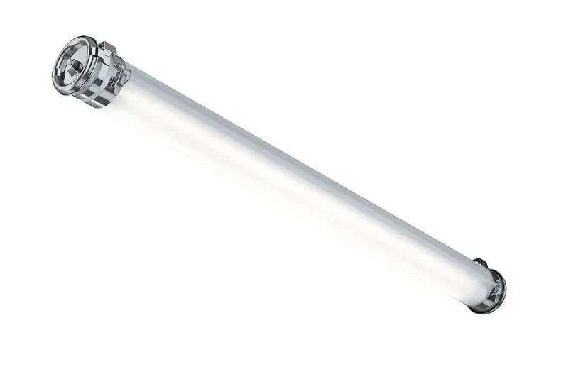 Rørformet lysrørarmatur, sølvfargede endestykker og hvitt rør.