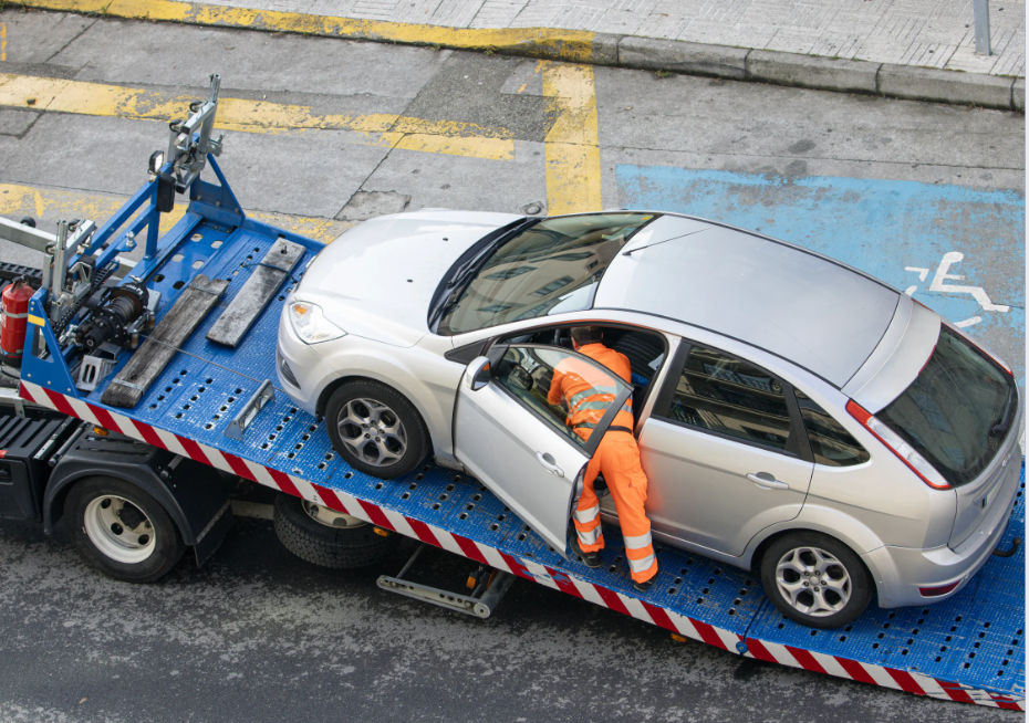 Macomb Towing Pros roadside assistance helping driver