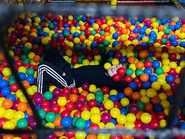 bambino in mezzo alle palline colorate