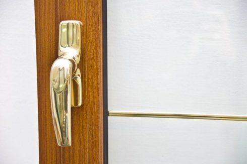 Finestra con maniglia dorata