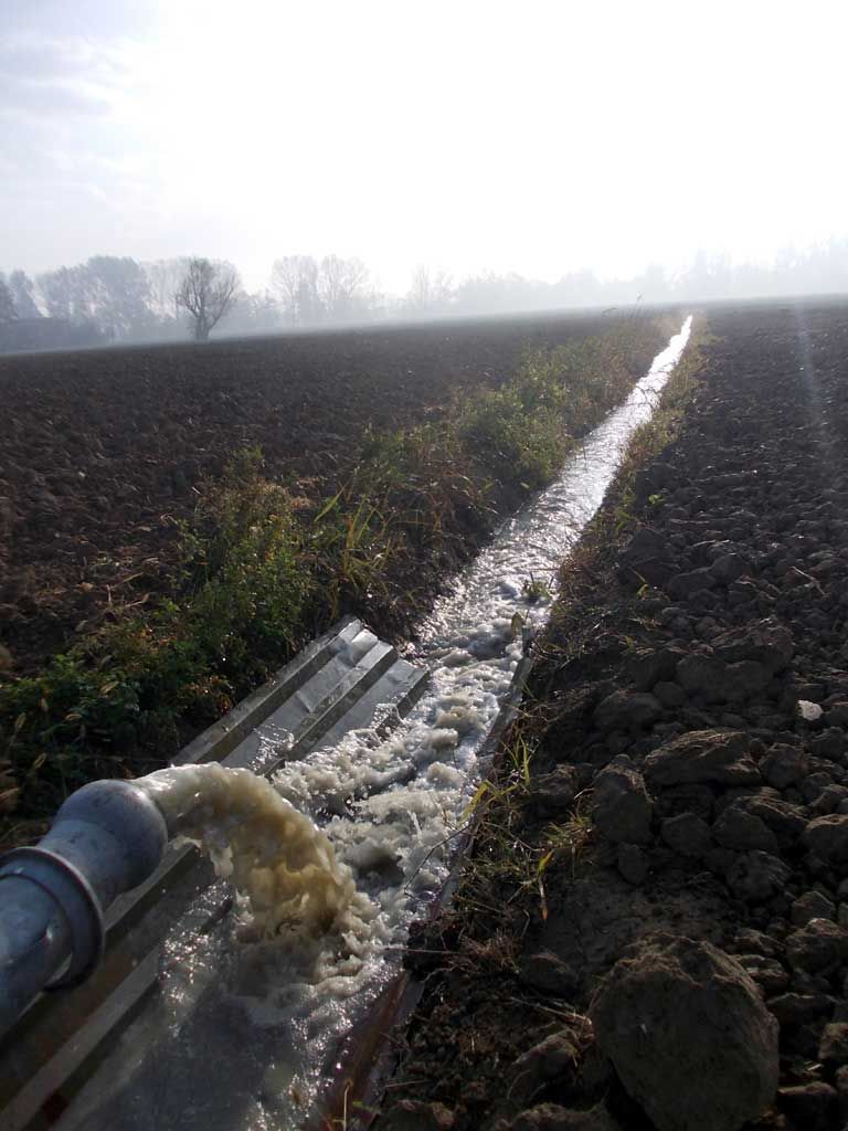 acqua che scorre da un tubo in un campo