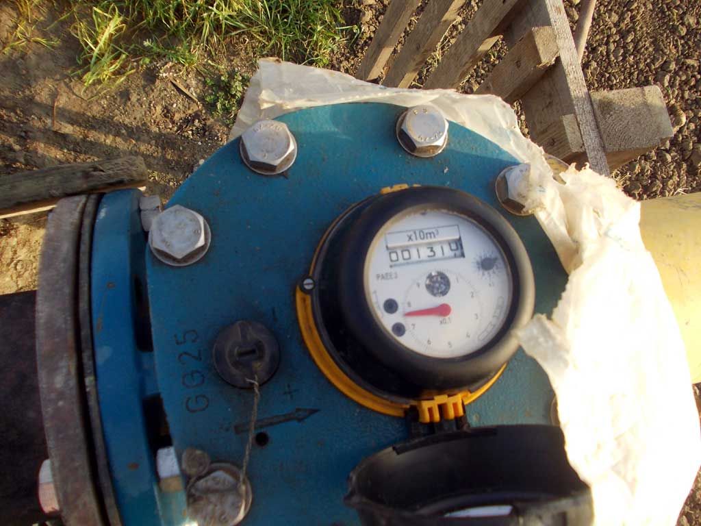 un primo piano di un contatore dell'acqua che mostra il suo consumo