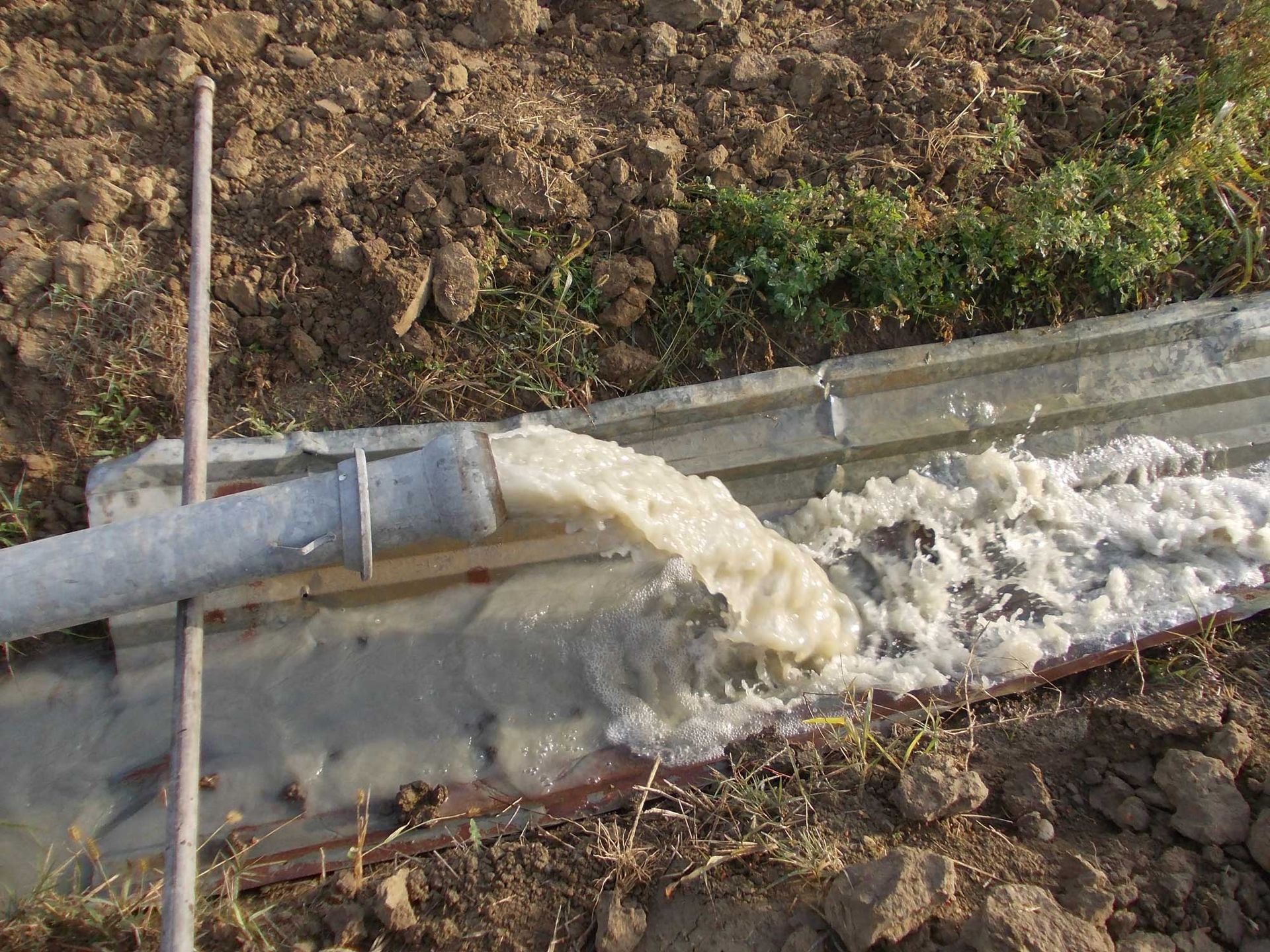 un tubo di irrigazione in un campo