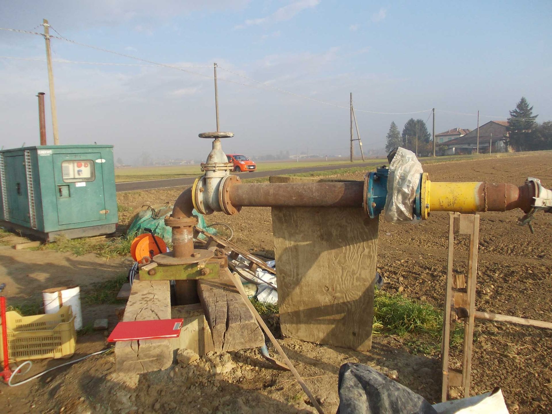 un tubo è appoggiato su un mucchio di terriccio in un campo