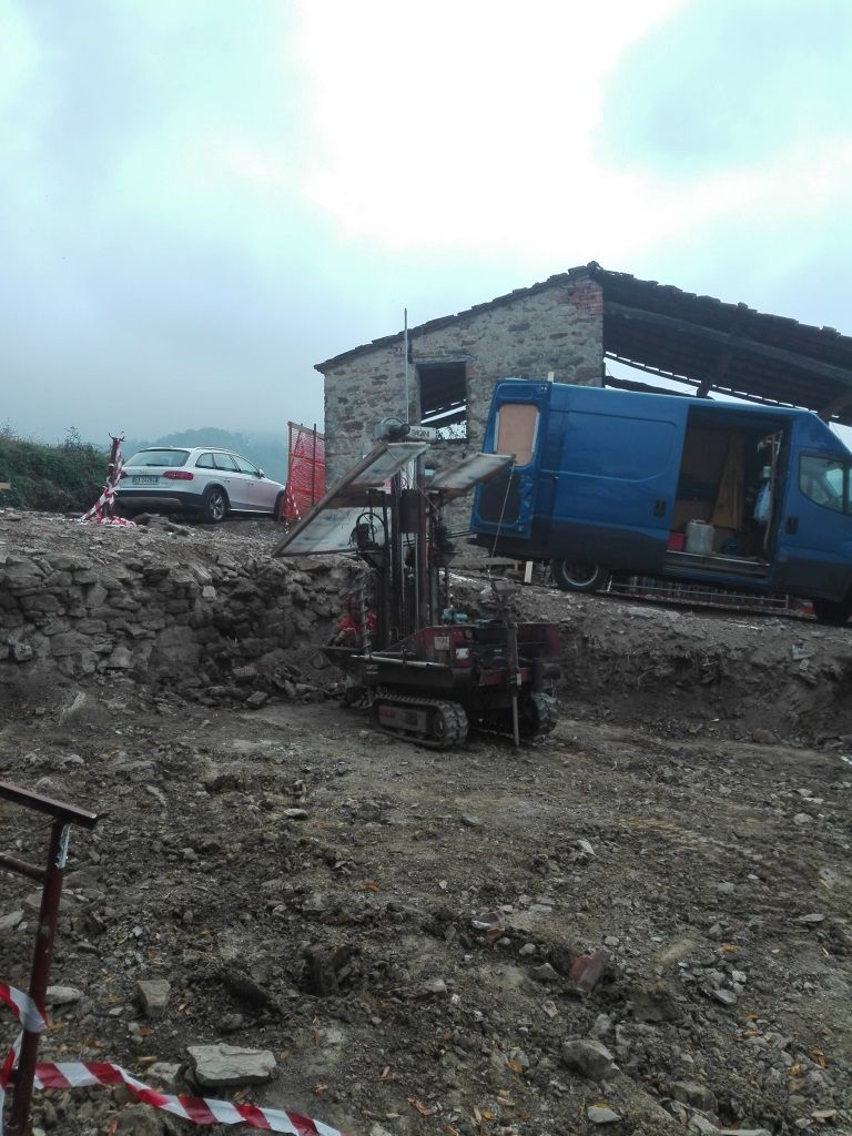 prove su un terreno con un edificio in pietra .