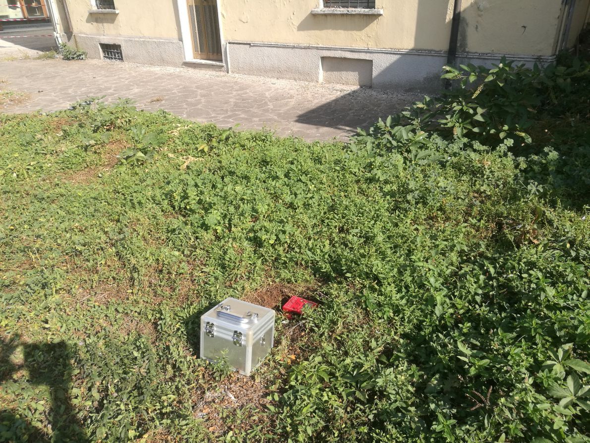 contenitore per test geologicic situato su erba accanto a un edificio