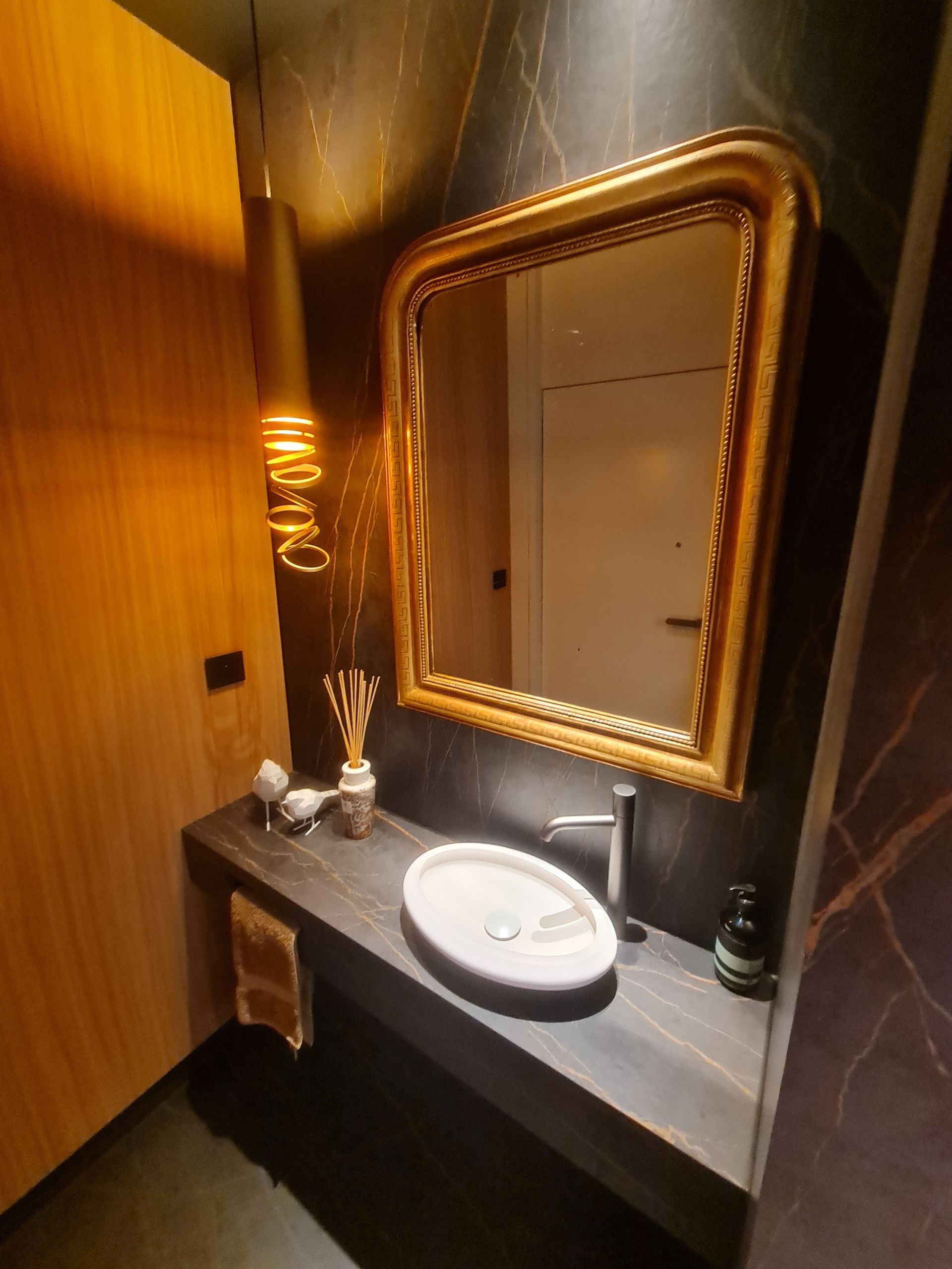 Une salle de bain avec un lavabo et un miroir au mur