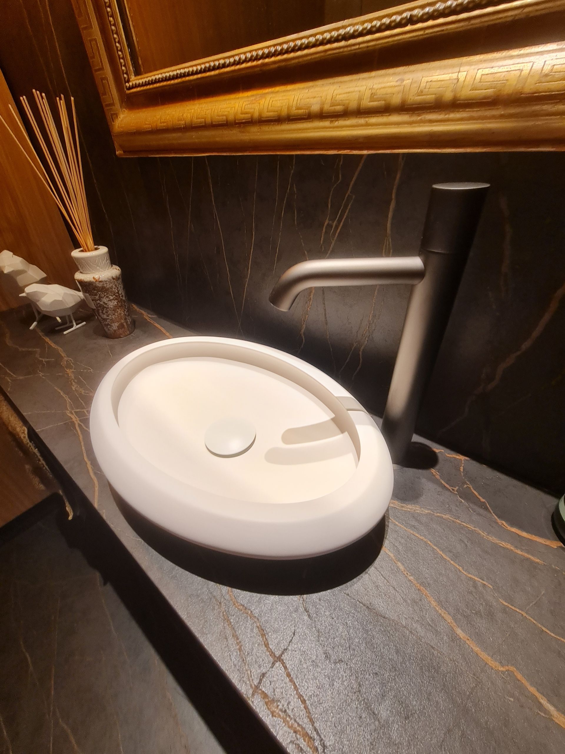 Un lavabo de salle de bain avec un robinet et un miroir