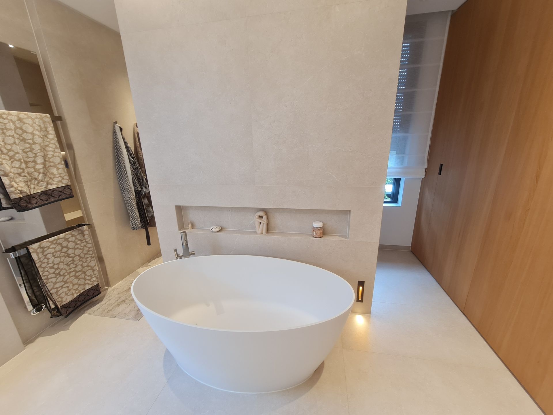 Une salle de bain avec une baignoire blanche et un lavabo