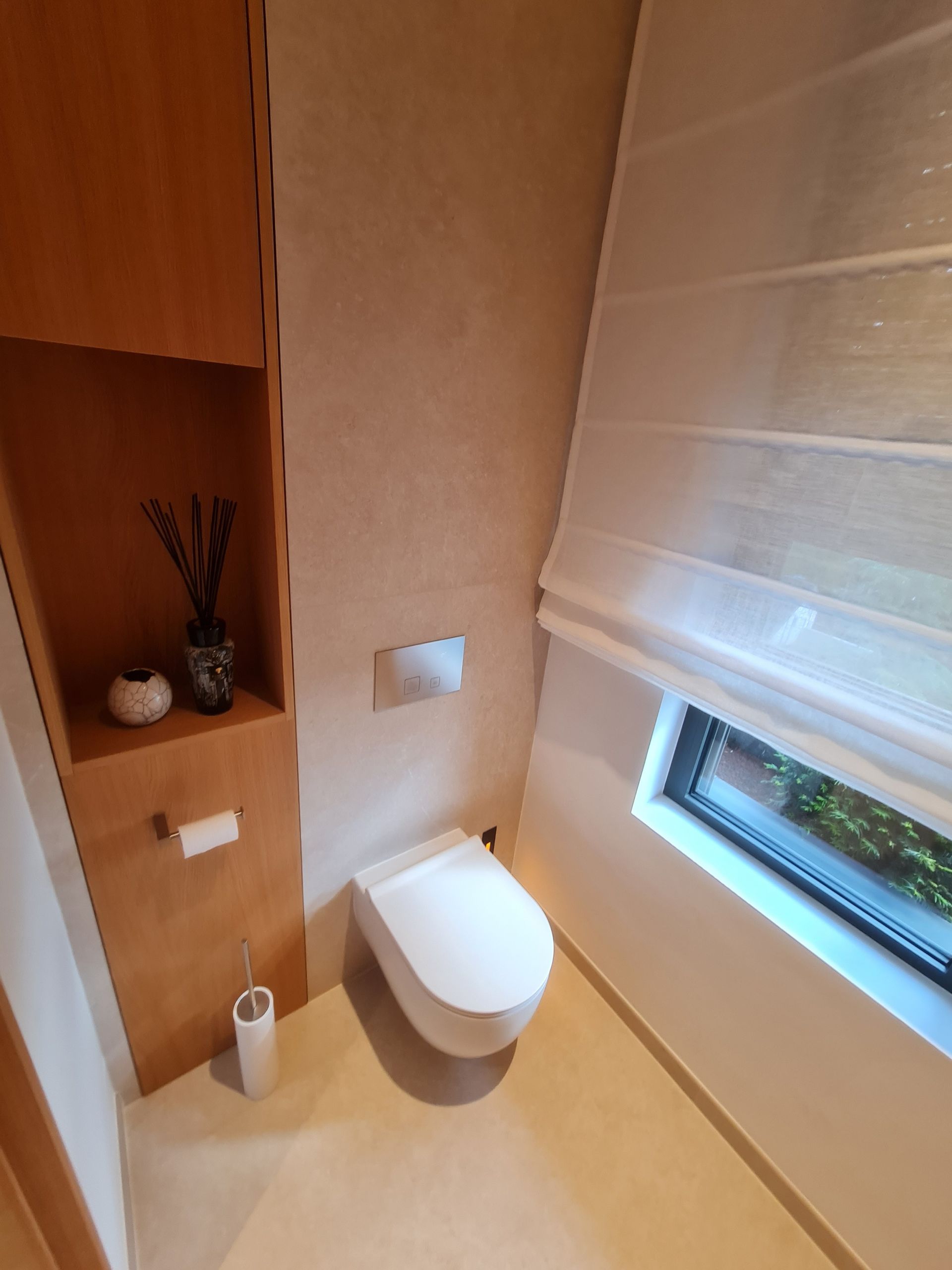 Une salle de bain avec WC et une fenêtre