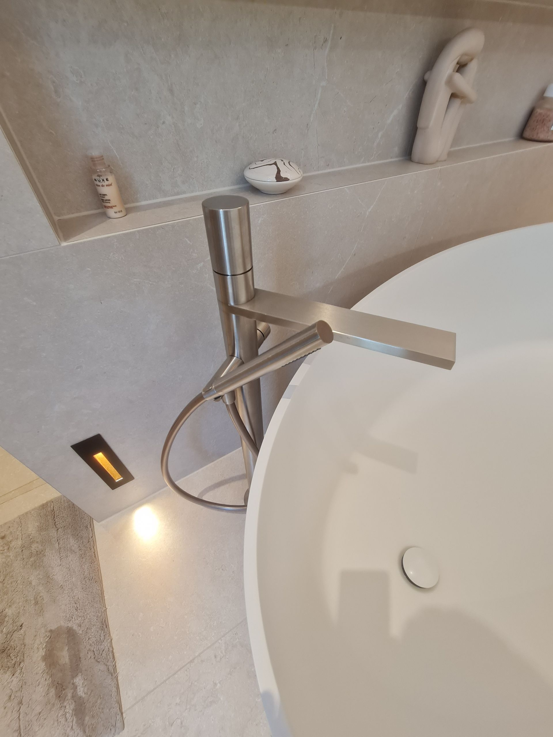 Une salle de bain avec une baignoire et un robinet