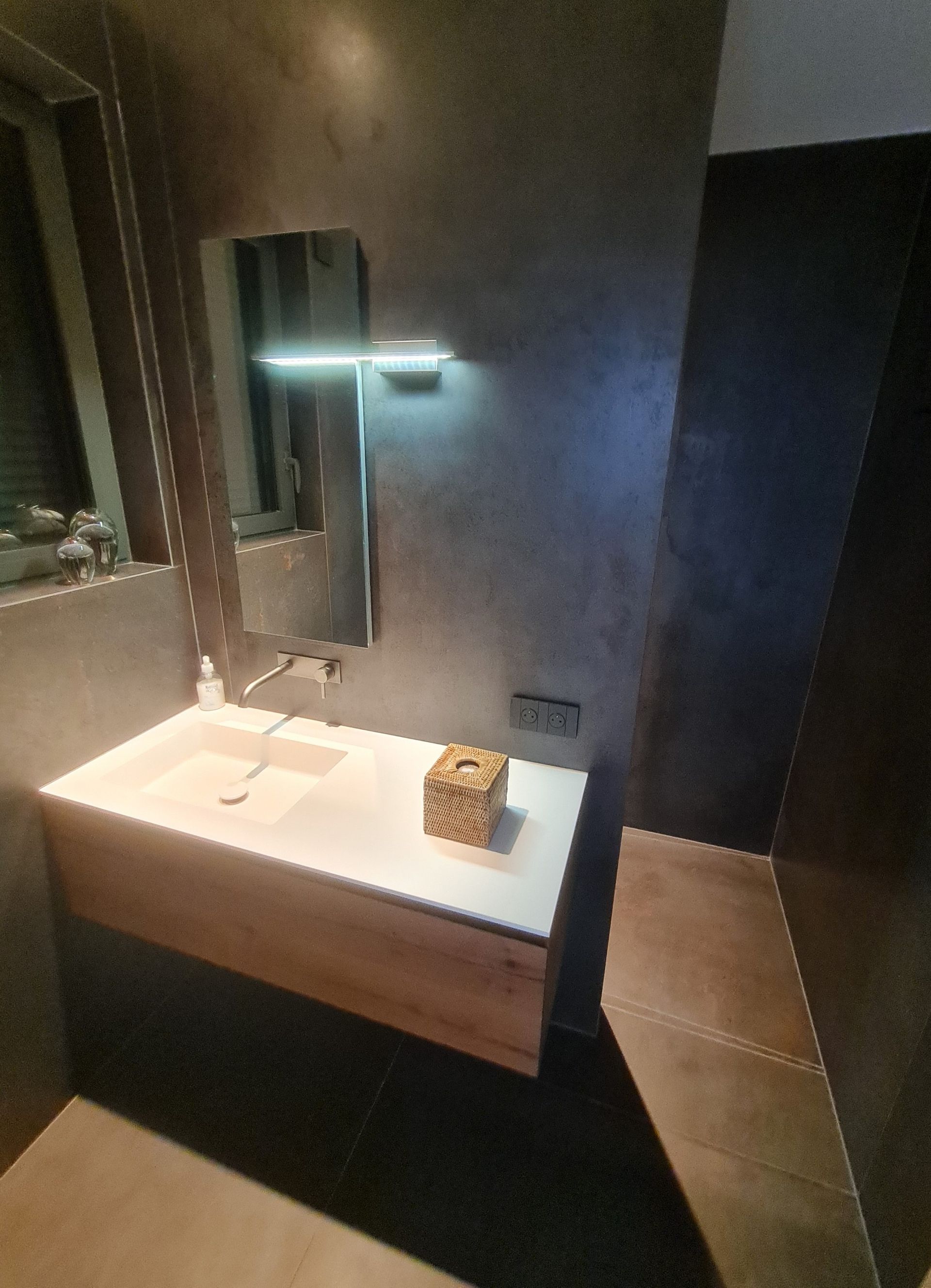 Une salle de bain avec un lavabo et un miroir