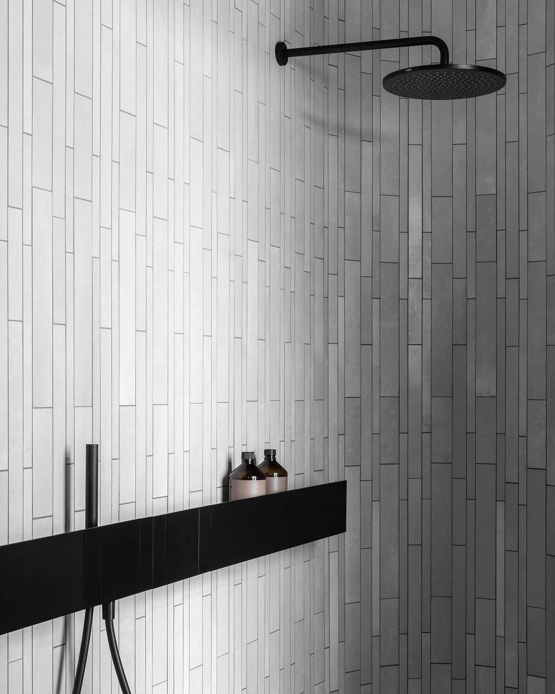 Robinetterie douche SEN AGAPE
en aluminium noir
Pommeau de douche SEN AGAPE
Salle de bain design
Douche à l'italienne 