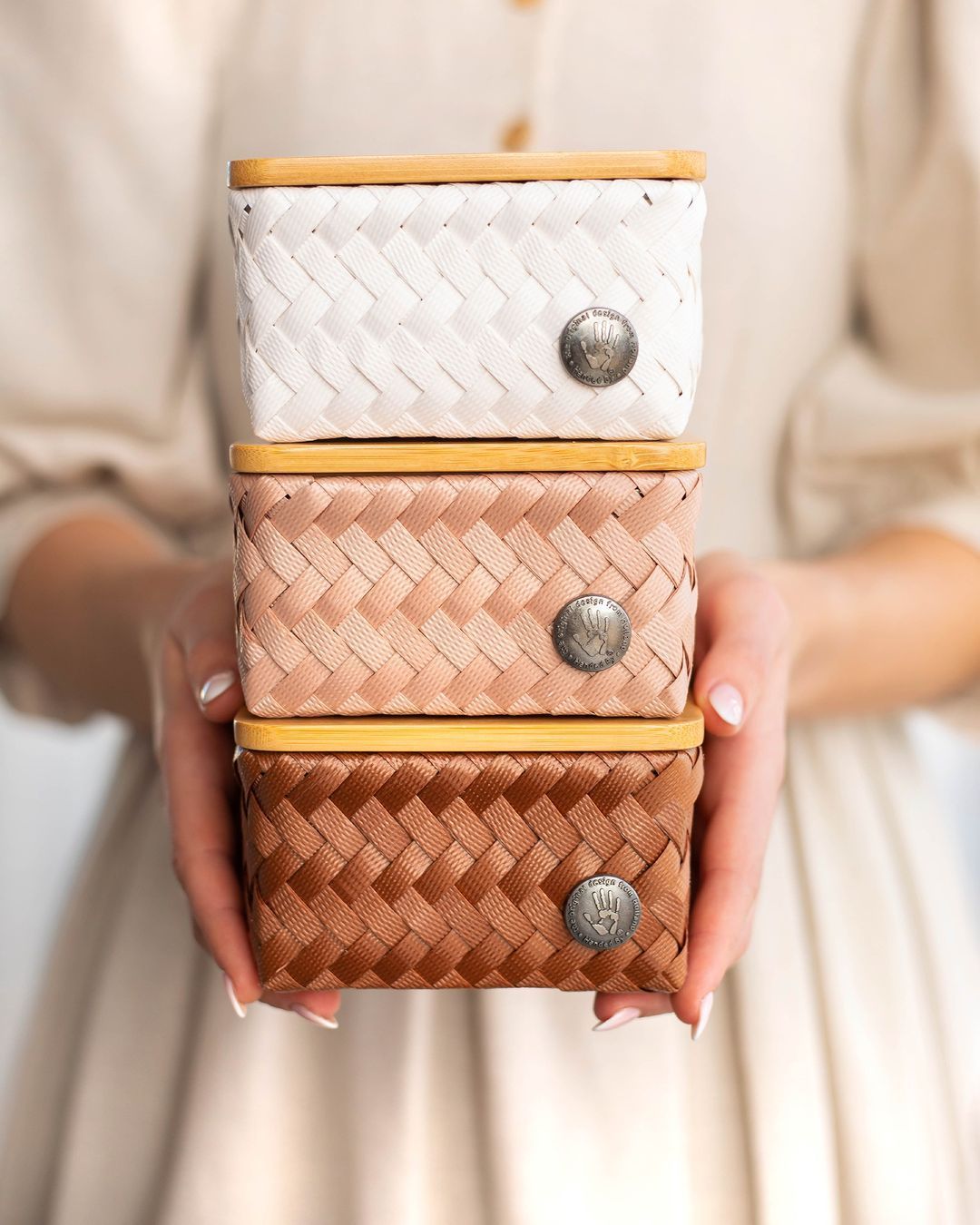 Panier de rangement Handed By en plastique recyclé, blanc, rose poudré, terracotta.
Boite de rangement pour salle de bain, 
Couleurs variés, couvercle en bois.
Accessoire de salle de bain à poser.
Rangement pour salle de bain