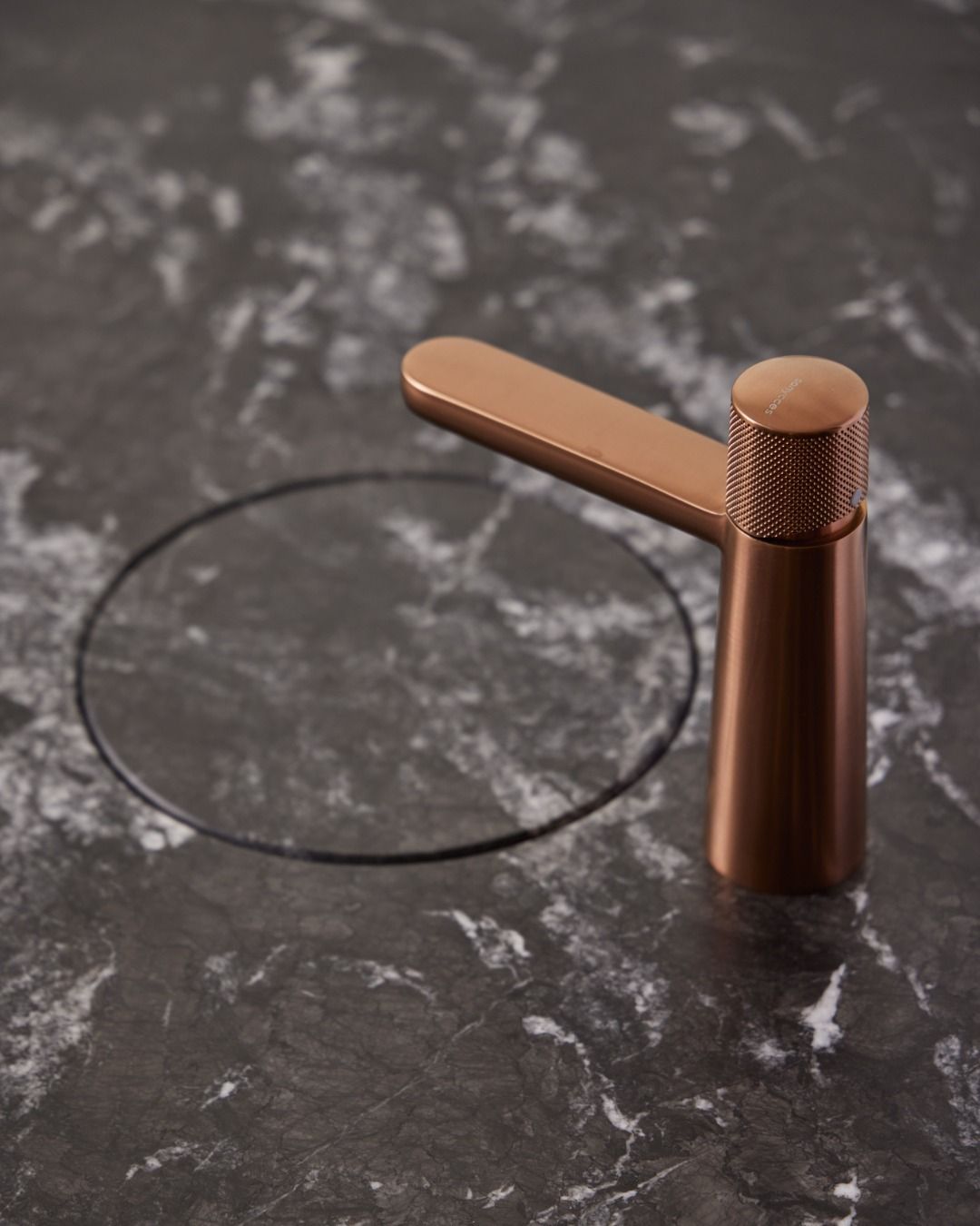 Mitigeur Dedal Sanycces
Mitigeur or rose brossé
Designer estudi(H)ac
Mitigeur lavabo PVD or rose brossé
Mitigeur lavabo design
