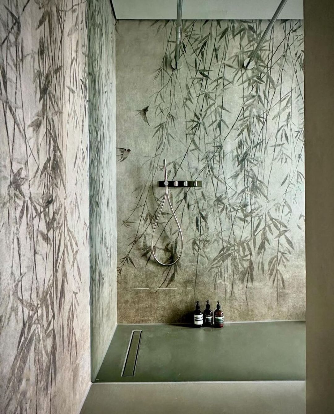 Une salle de bain avec une douche à l'italienne et une fresque murale au mur.
Papier peint hydrofuge Wall & Deco
