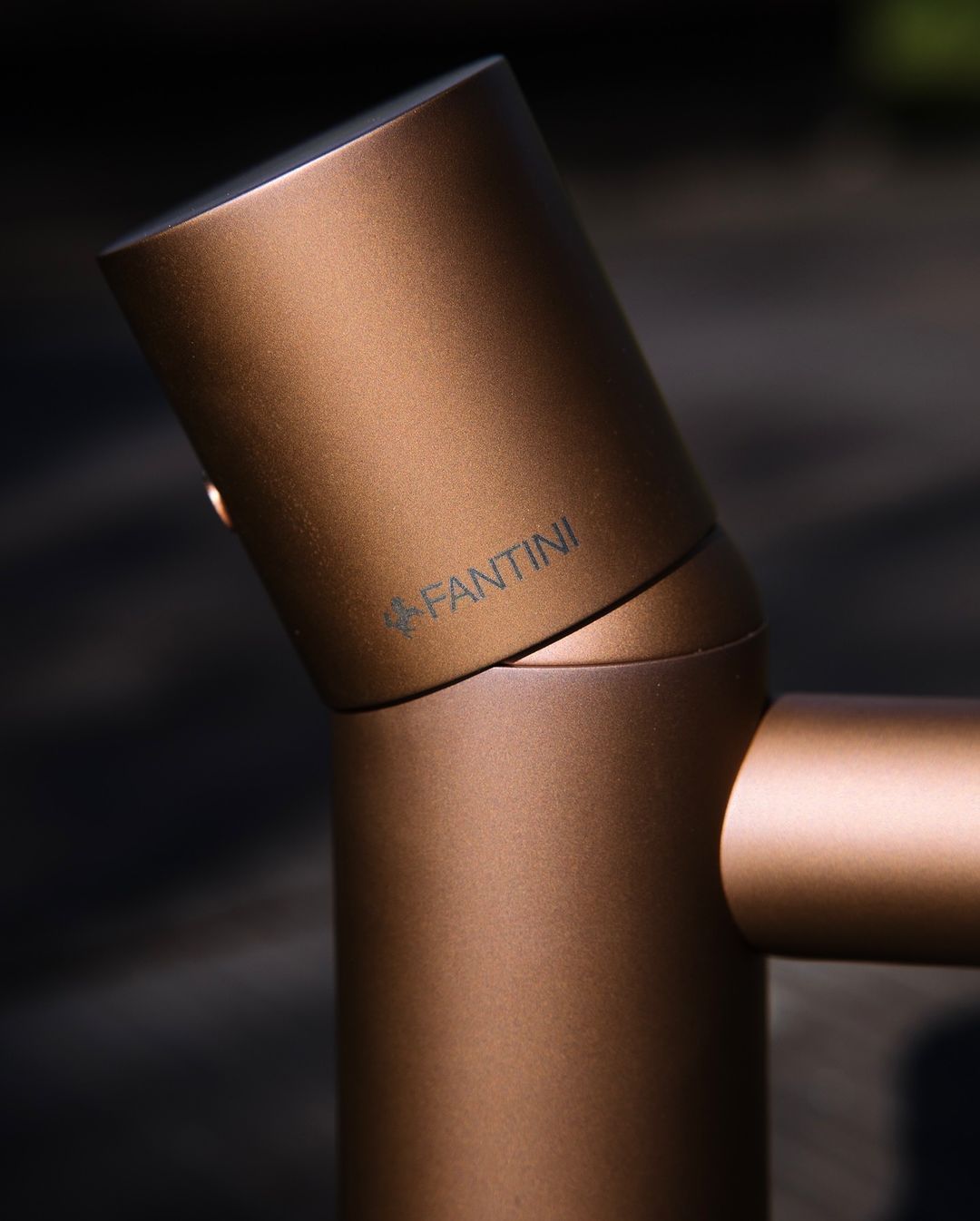 Un gros plan d'un robinet fantini avec un fond noir