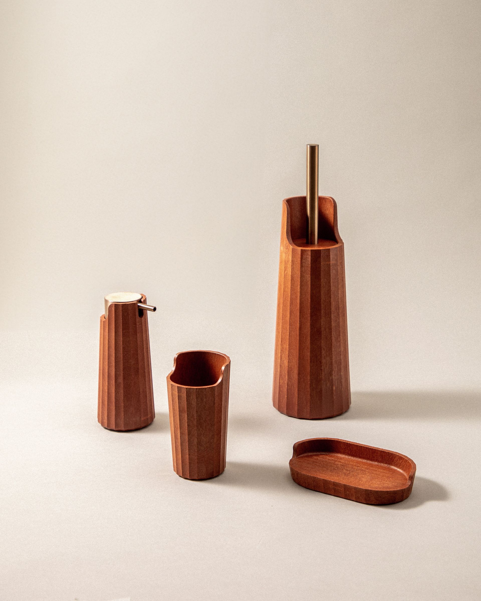 Accessoires de salle de bain L'Avenir de COSMIC, matière 96 % recyclée.
Porte balayette, gobelet, distributeur de savon liquide, porte savon solide, accessoire de salle de bain terracotta