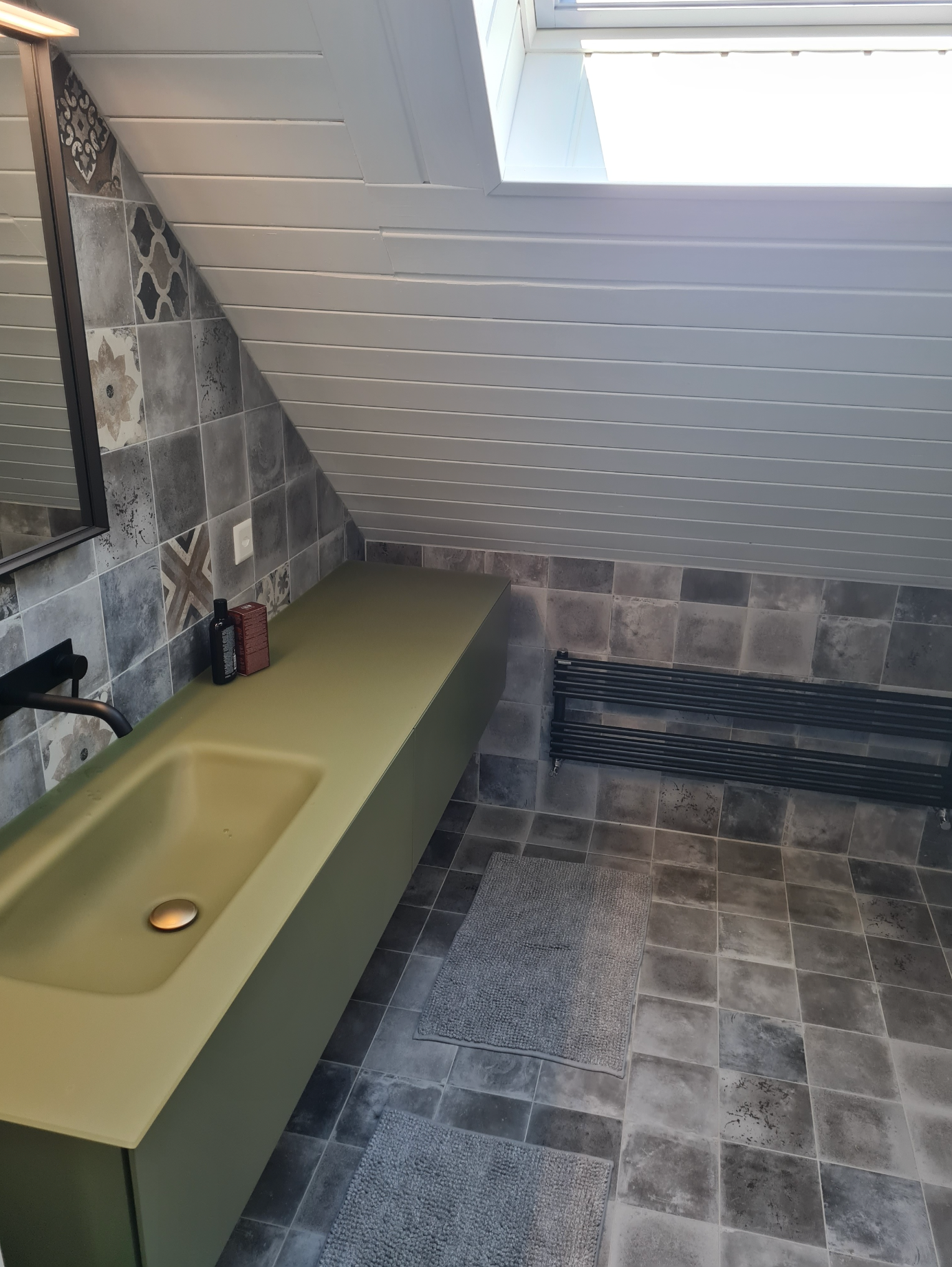 Une salle de bain avec un lavabo, un miroir et une fenêtre.