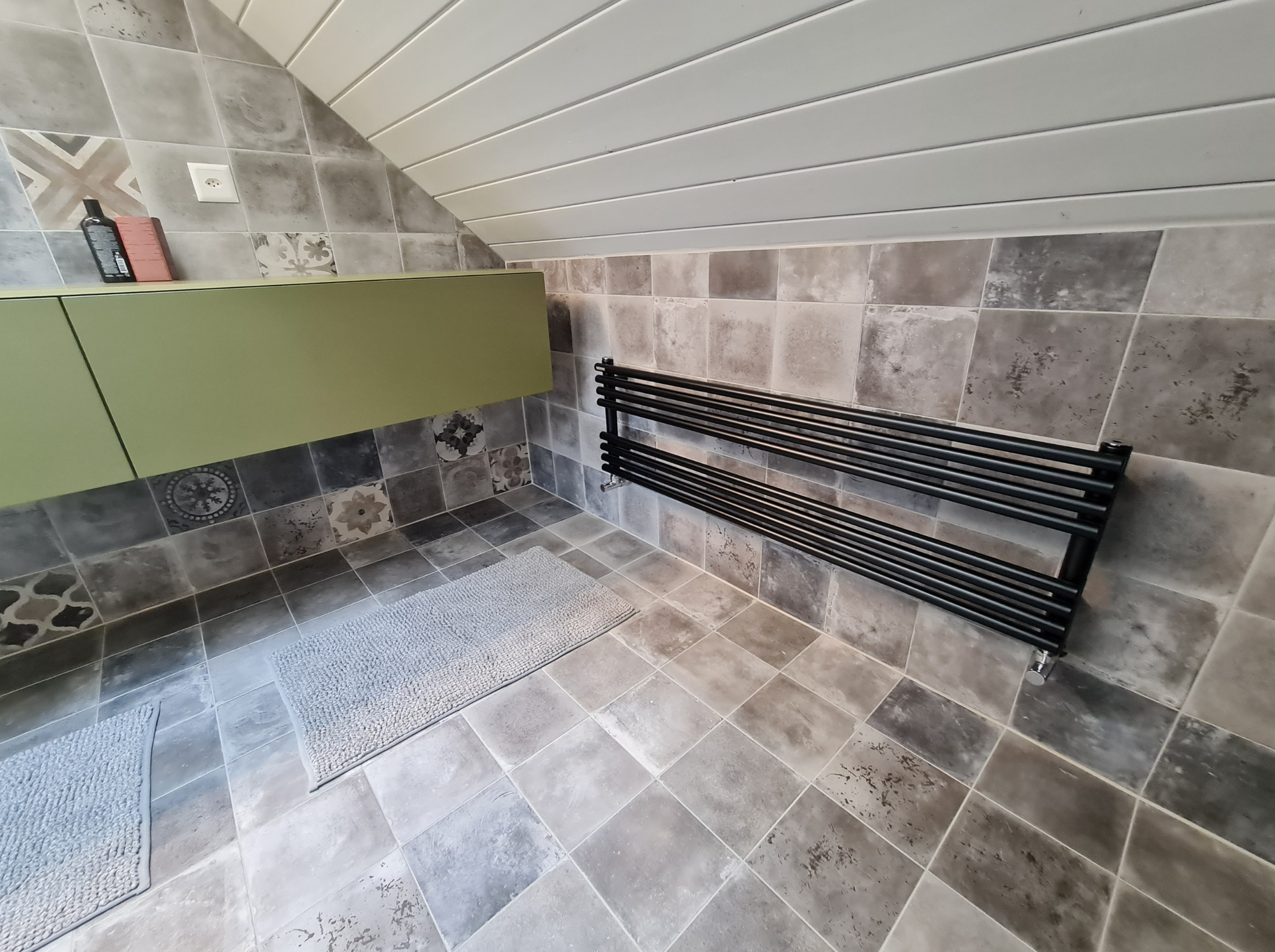 Une salle de bain avec un porte-serviettes au mur.