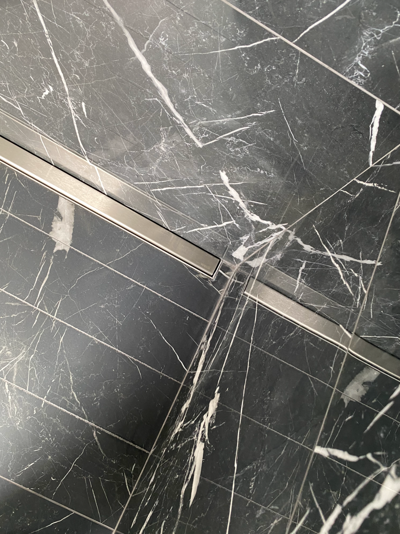 Un gros plan d'un sol en marbre noir et blanc