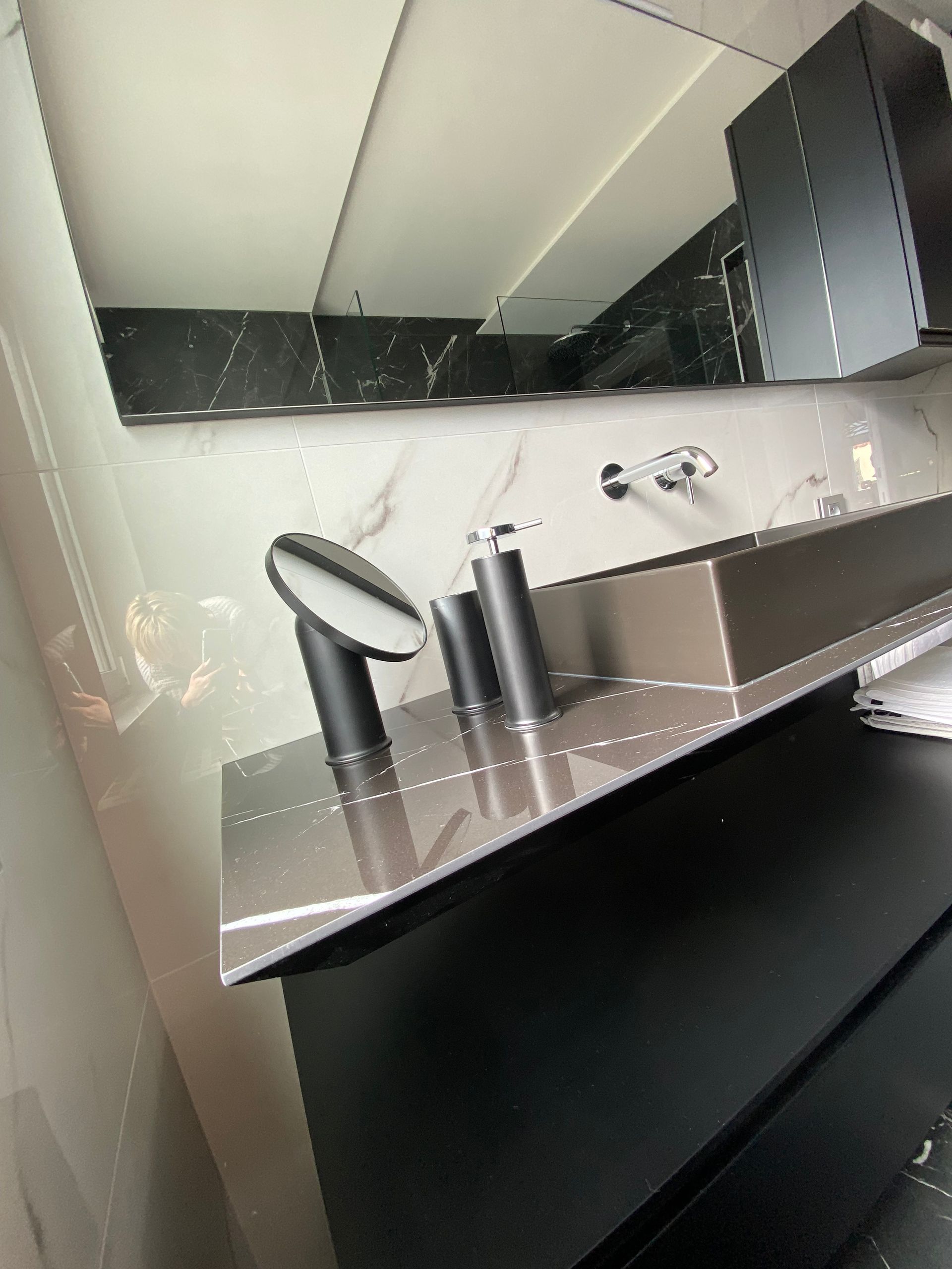 Une salle de bain avec un lavabo et un miroir