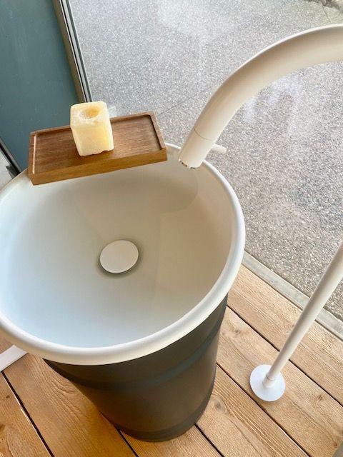 Un lavabo de salle de bain avec une bougie dessus