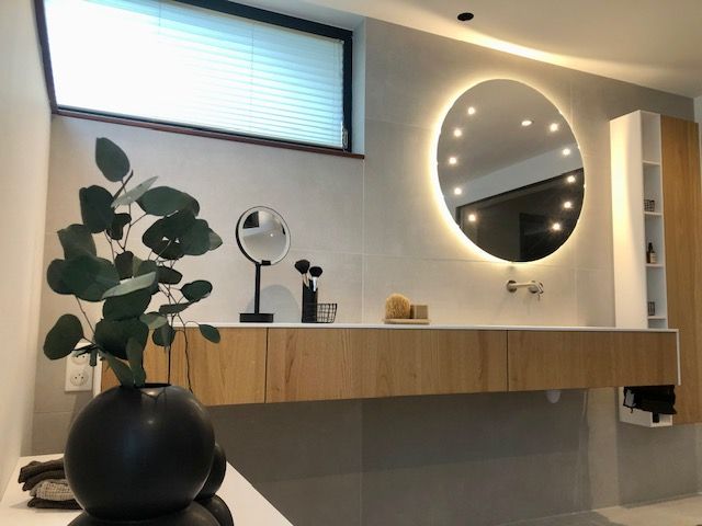 Une salle de bain avec un lavabo un miroir et une fenêtre