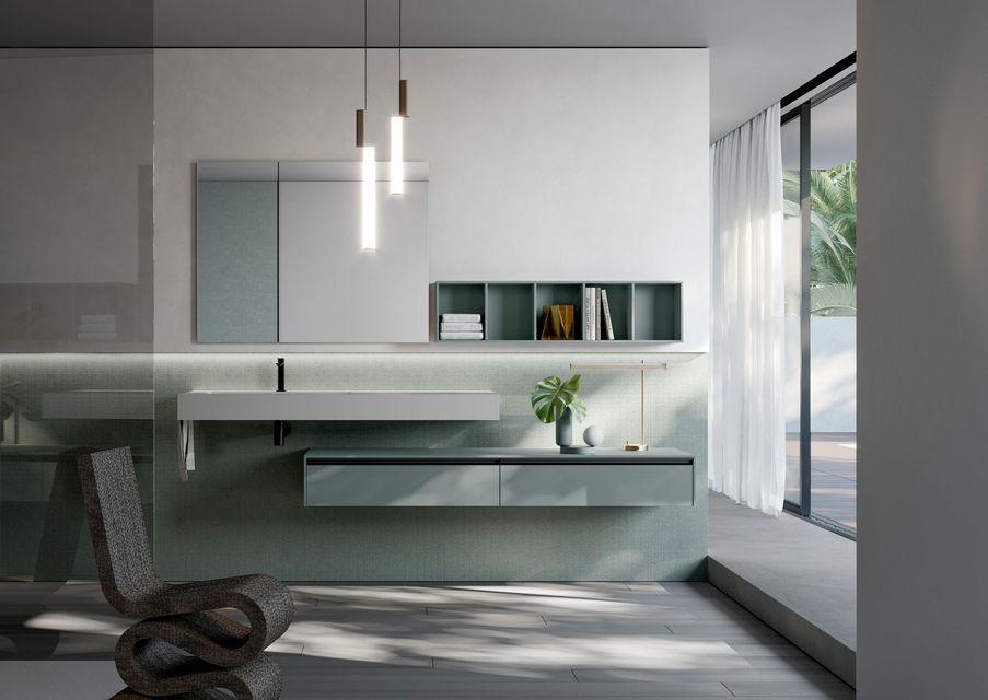 Une salle de bain avec un lavabo, un miroir et une chaise.