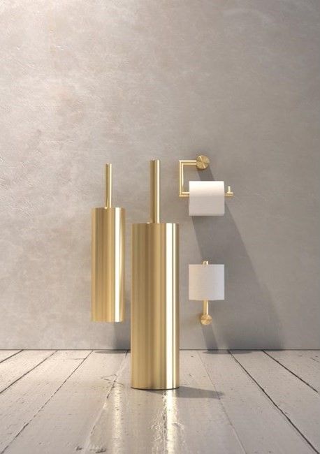 Une salle de bain avec deux lavabos et un grand miroir