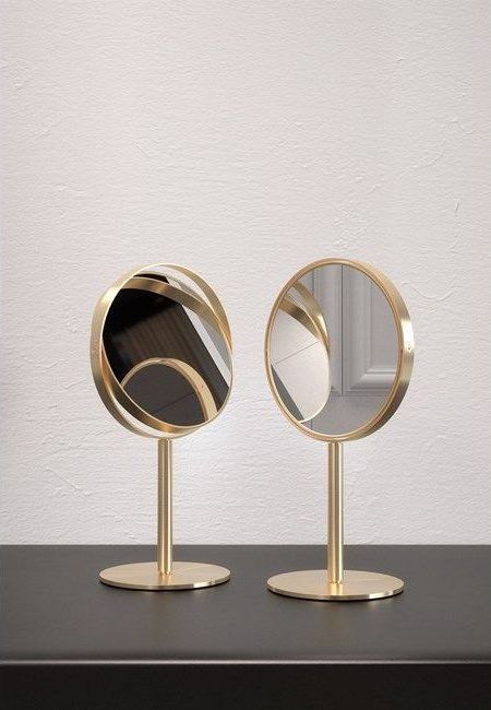 Miroir grossissant laiton doré à poser sur meuble, Décor Walther.
Accessoire de salle de bain à poser 