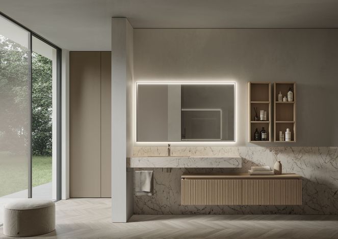 Une salle de bain avec lavabo, miroir et étagères.