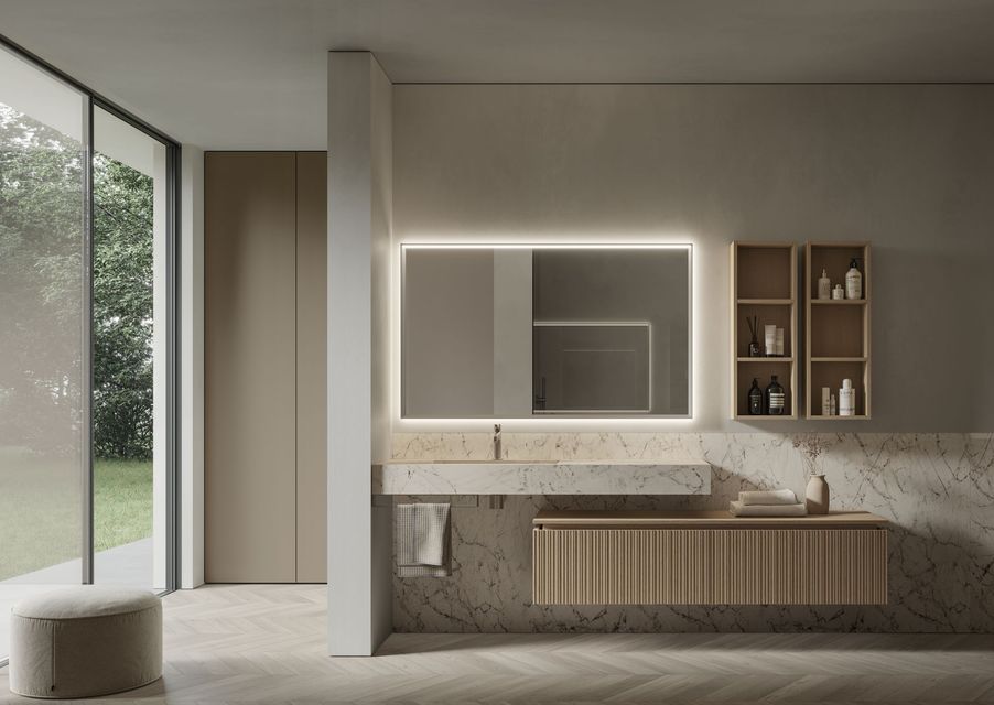 Une salle de bain avec lavabo, miroir et étagères.