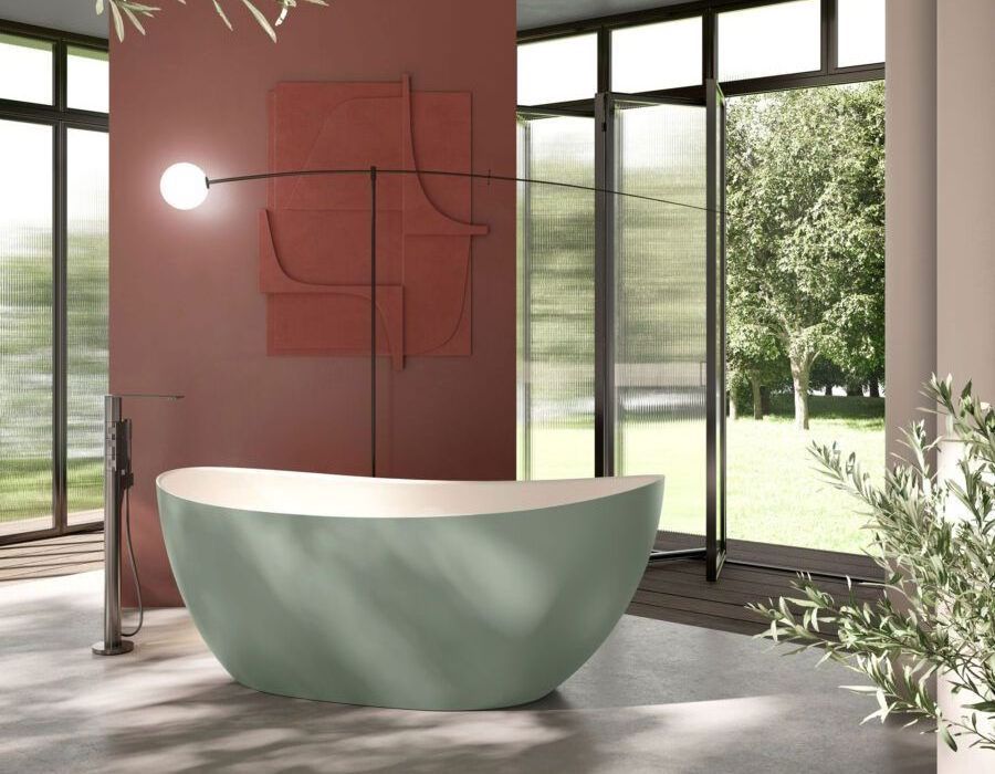 Une baignoire verte dans une salle de bain à côté d'une fenêtre