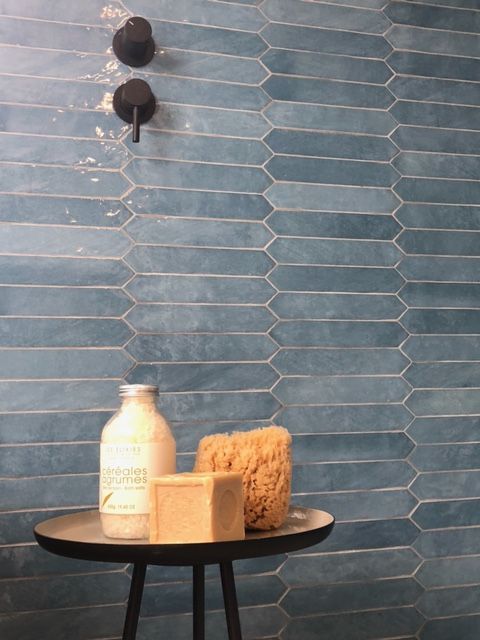 Une table avec une bouteille de lotion et une éponge dessus