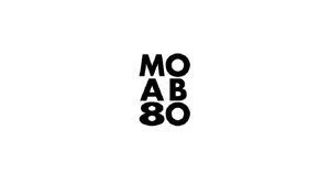 Un logo noir et blanc avec les mots mo ab 80 sur fond blanc.