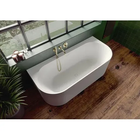 Baignoire Valor Back-2-Wall de RIHO, 
Baignoire semi-ilot 