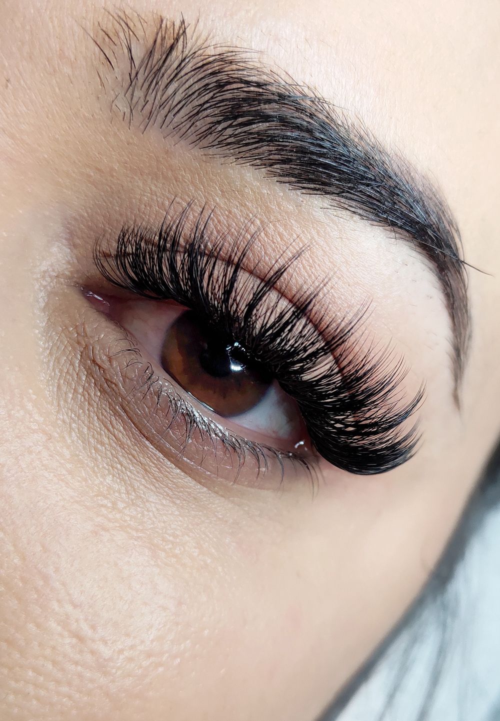 A close up of a woman 's eye with long eyelashes.