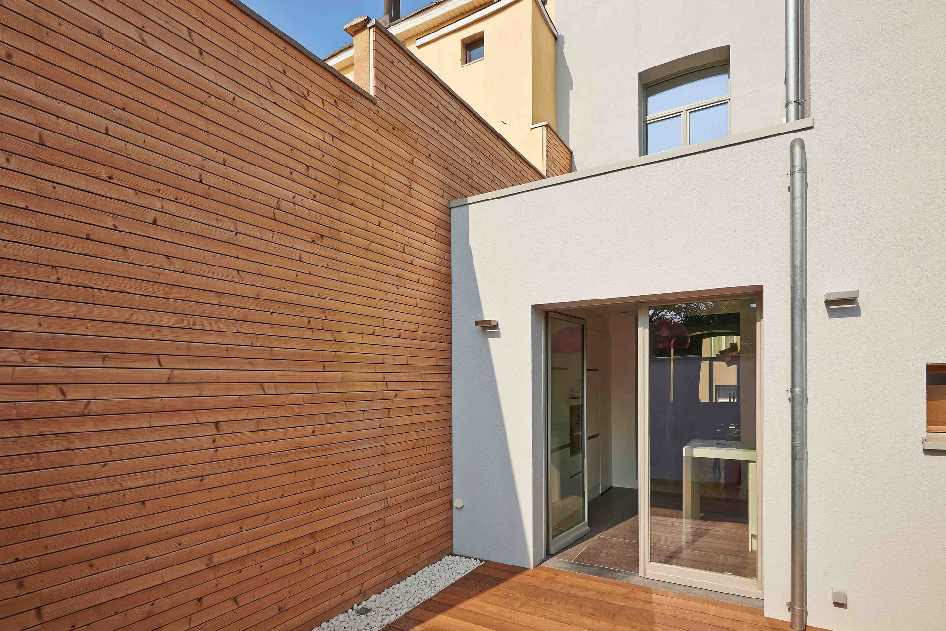 Intérieur d'une pièce en construction, avec poutres apparentes, cloisons sèches et une échelle.