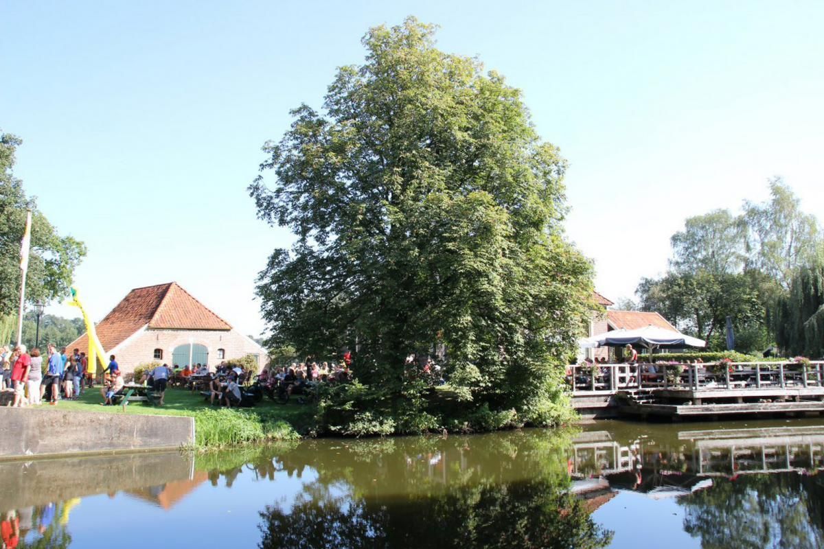 Een klein eilandje in het midden van een watermassa