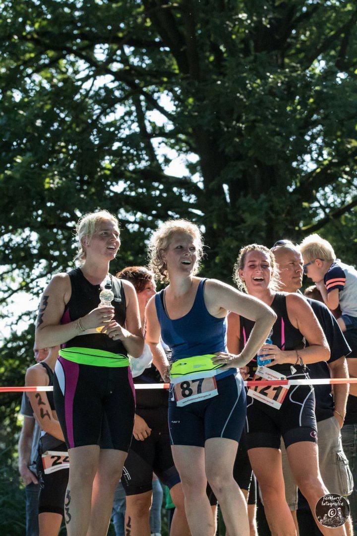 Een groep vrouwen staat naast elkaar op een rij.