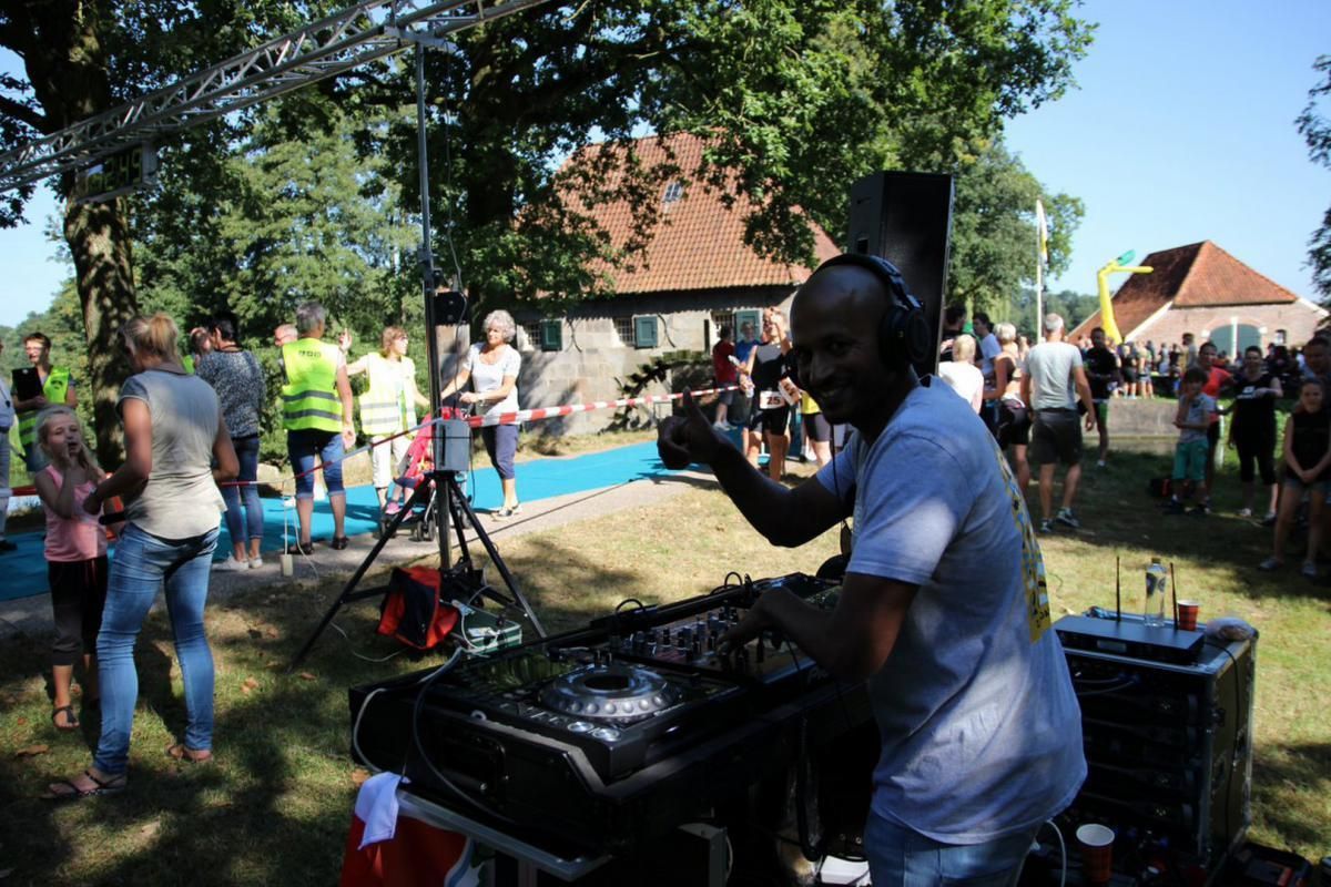 Een man met een koptelefoon speelt muziek voor een publiek.