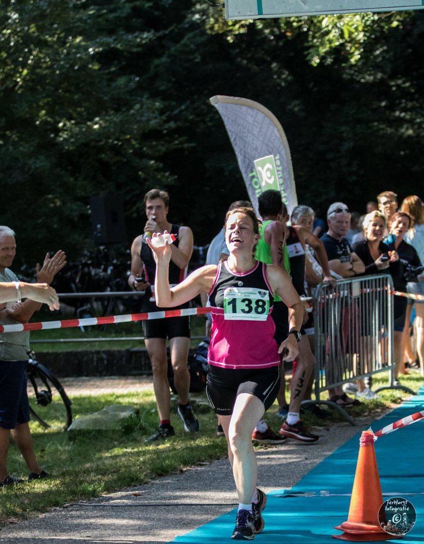 Een vrouw doet mee aan een race met nummer 138 op haar shirt.