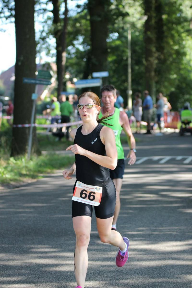 Een vrouw doet mee aan een wedstrijd met nummer 66 op haar startnummer.