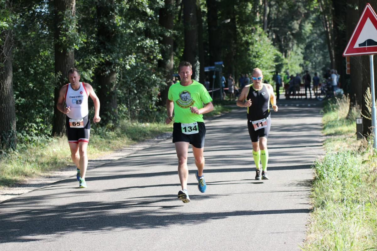 Een groep mensen rent over de weg.