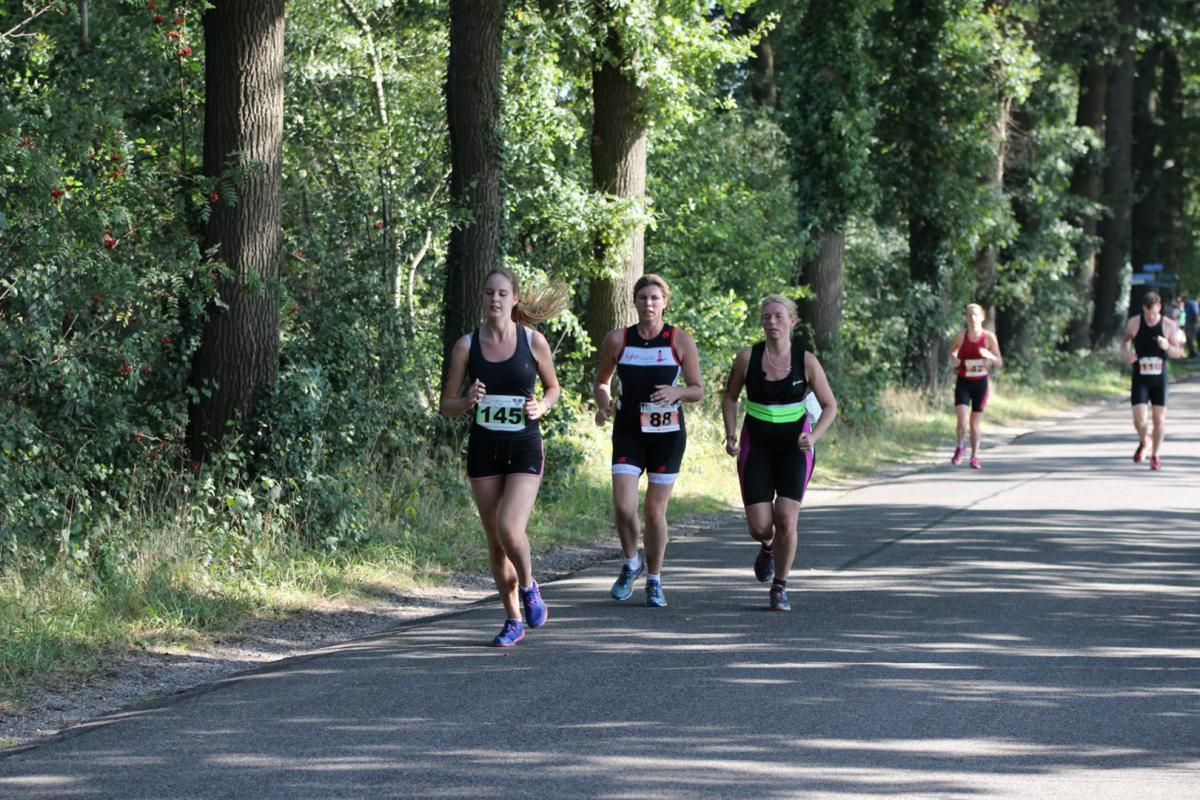 Een groep vrouwen rent over een weg.